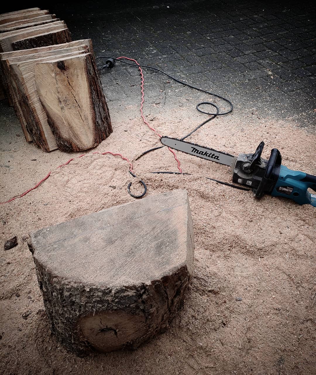 Preparing limewood with a chainsaw for Fabian Ewert's wall sculptures